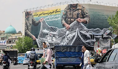 بدء هجمات على سفن «هرمز»: إيران تعيد رسم المعادلة البحرية