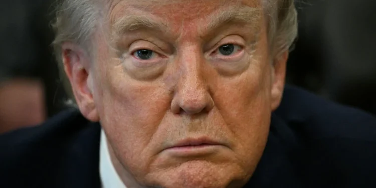 “وول ستريت جورنال” : ترامب عارض عملية برية في جزيرة خارك الإيرانية خشية الخسائر