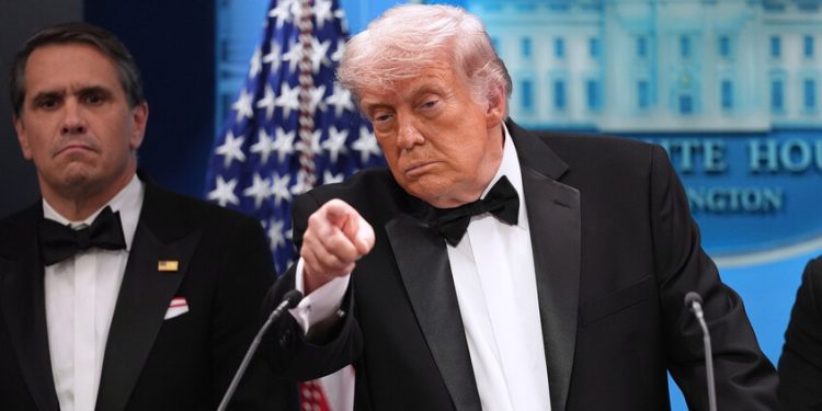 ترامب يعلق بعد محاولة اغتياله: أنا المستهدف ولا علاقة لإيران.. المبنى غير مؤمن وكان يجب أن أنحني