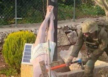 صورة تفضح أشياء كثيرة…جندي صهيوني يحطم تمثالاً للسيد المسيح في مرج عيون