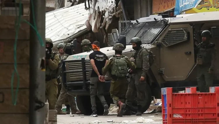 اعتداءات إسرائيلية في الضفة الغربية: اقتحامات واعتقال 8 شبان بينهم أسرى محررون