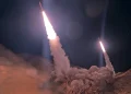 الحرس» يستهدف القواعد الأميركية في الأردن بوابلٍ من الصواريخ… ويعلن إصابة مدمرتين أميركيتين