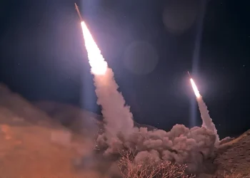 الحرس» يستهدف القواعد الأميركية في الأردن بوابلٍ من الصواريخ… ويعلن إصابة مدمرتين أميركيتين